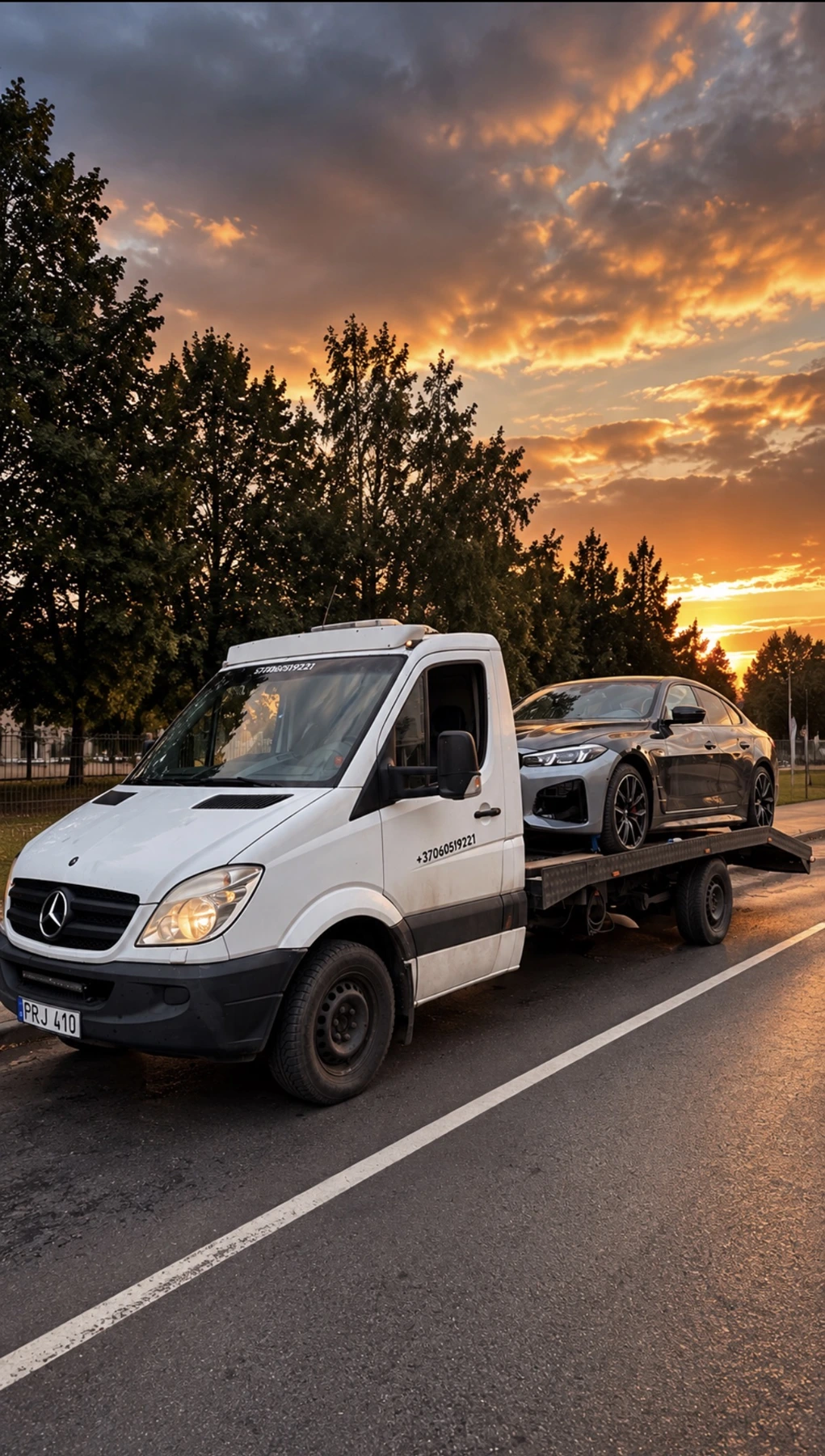 Tralas su BMW saulėlydžio metu