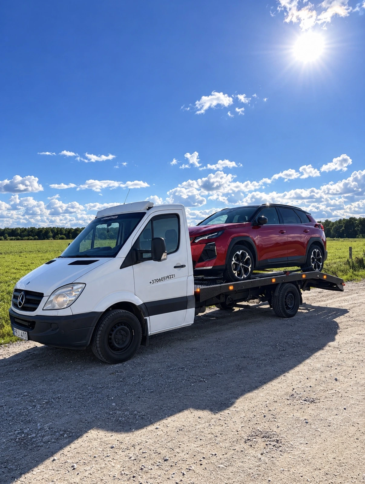 Tralas su raudonu automobiliu dieną